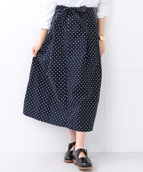 BEAMS BOY（ビームスボーイ）の「BEAMS BOY / ドット メディカルスカート（スカート・レディース・ベージュ/ネイビー・ONE SIZE）」の2枚目の写真