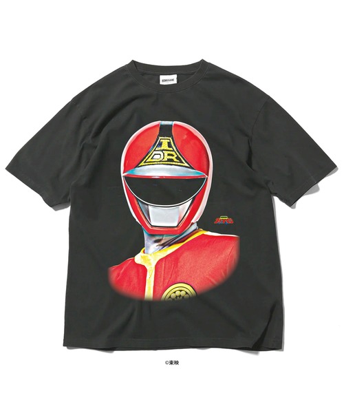 HOMEGAME(ホームゲーム)の「HG250154 スーパー戦隊 × ホームゲーム 【HOMEGAME】 - 半袖Tシャツ 1983 ダイナレッド TEE(Tシャツ/カットソー・メンズ・スミクロ・XX-LARGE/X-LARGE/LARGE/MEDIUM)」の1枚目の写真