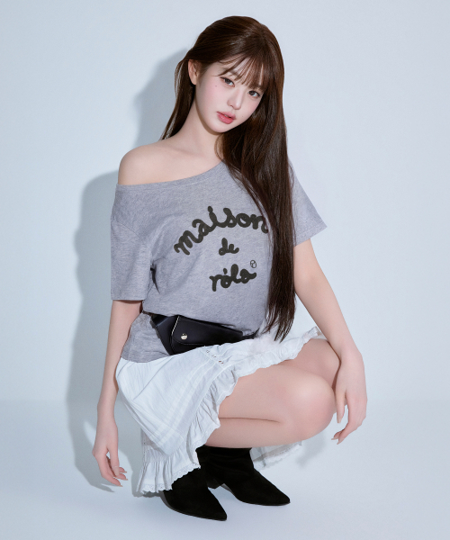 ROLAROLA（ロラロラ）の「MAISON DE ROLA EMBROIDERY OFF SHOULDER T-SHIRT GRAY（Tシャツ/カットソー・レディース・グレー・FREE）」の2枚目の写真
