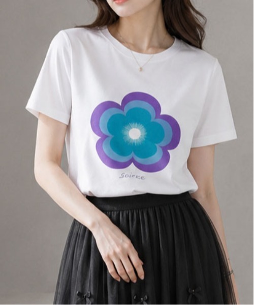 ＆soiree（アンドソワレ）の「【シルエット選べる2サイズ】【&soiree】ニュアンスフラワーTシャツ（Tシャツ/カットソー・レディース・グリーン/ブルー/ピンク・MEDIUM/FREE）」の3枚目の写真