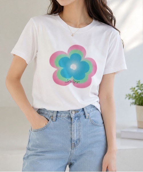 ＆soiree（アンドソワレ）の「【シルエット選べる2サイズ】【&soiree】ニュアンスフラワーTシャツ（Tシャツ/カットソー・レディース・グリーン/ブルー/ピンク・MEDIUM/FREE）」の4枚目の写真