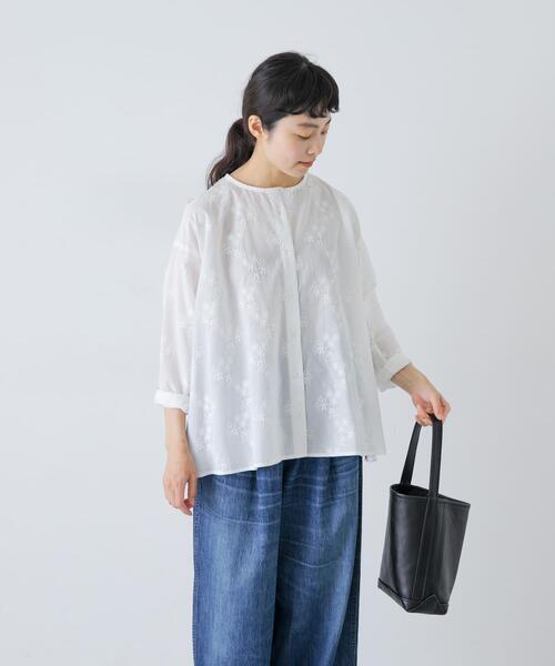 かぐれ(カグレ)の「コットンエンブロイダリーAラインシャツ(シャツ/ブラウス・レディース・ブラック/オフホワイト・FREE)」の4枚目の写真