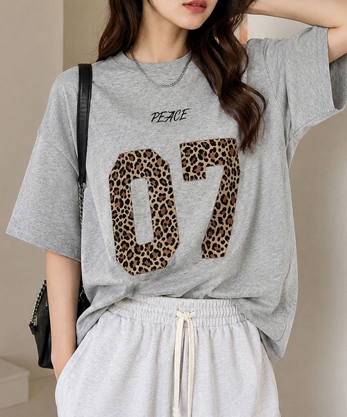 GLAMOROUS JANE(グラマラスジェーン)の「レオパード柄ナンバリングTシャツ(Tシャツ/カットソー・レディース・グレー/ホワイト/ブラック・FREE)」の3枚目の写真