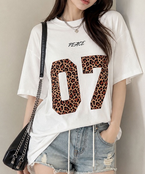 GLAMOROUS JANE(グラマラスジェーン)の「レオパード柄ナンバリングTシャツ(Tシャツ/カットソー・レディース・グレー/ホワイト/ブラック・FREE)」の2枚目の写真