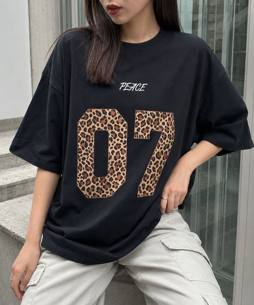 GLAMOROUS JANE(グラマラスジェーン)の「レオパード柄ナンバリングTシャツ(Tシャツ/カットソー・レディース・グレー/ホワイト/ブラック・FREE)」の1枚目の写真