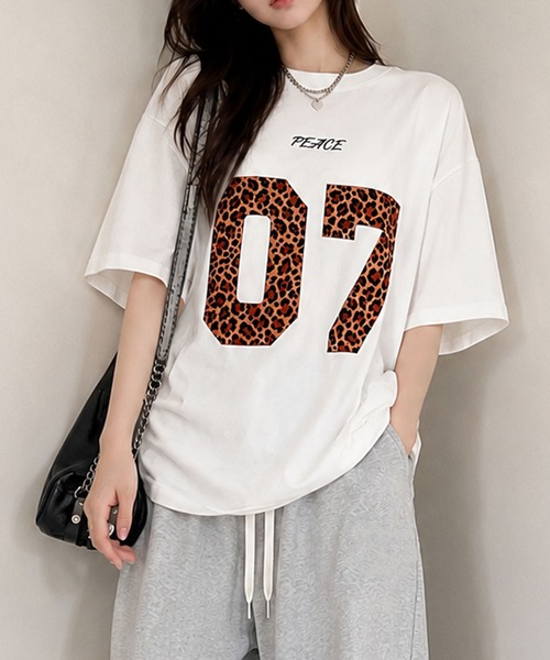 GLAMOROUS JANE(グラマラスジェーン)の「レオパード柄ナンバリングTシャツ(Tシャツ/カットソー・レディース・グレー/ホワイト/ブラック・FREE)」の4枚目の写真