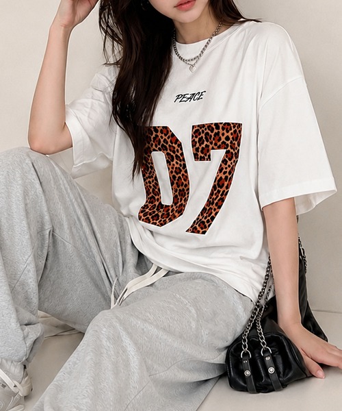 GLAMOROUS JANE(グラマラスジェーン)の「レオパード柄ナンバリングTシャツ(Tシャツ/カットソー・レディース・グレー/ホワイト/ブラック・FREE)」の5枚目の写真