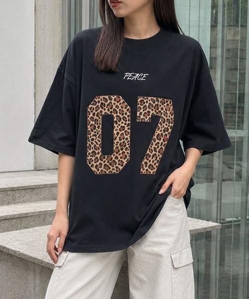 GLAMOROUS JANE(グラマラスジェーン)の「レオパード柄ナンバリングTシャツ(Tシャツ/カットソー・レディース・グレー/ホワイト/ブラック・FREE)」の6枚目の写真