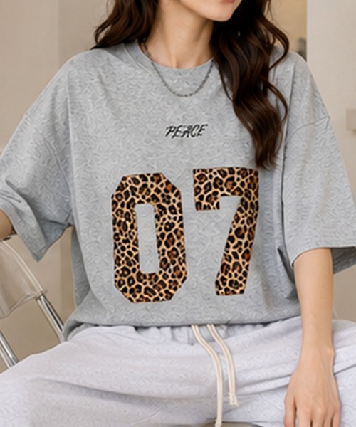 GLAMOROUS JANE(グラマラスジェーン)の「レオパード柄ナンバリングTシャツ(Tシャツ/カットソー・レディース・グレー/ホワイト/ブラック・FREE)」の8枚目の写真