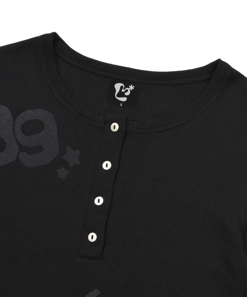 LMR（エルエムアール）の「レタリンググラフィックワッフルヘンリーネック長袖TシャツBLACK（Tシャツ/カットソー・レディース・ブラック・MEDIUM/SMALL）」の4枚目の写真