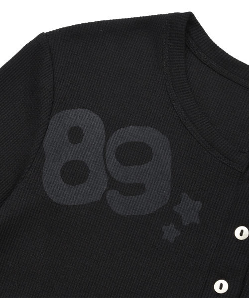 LMR（エルエムアール）の「レタリンググラフィックワッフルヘンリーネック長袖TシャツBLACK（Tシャツ/カットソー・レディース・ブラック・MEDIUM/SMALL）」の5枚目の写真