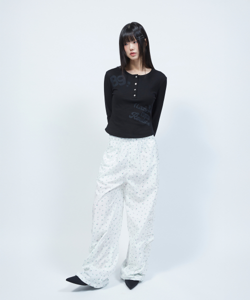 LMR（エルエムアール）の「レタリンググラフィックワッフルヘンリーネック長袖TシャツBLACK（Tシャツ/カットソー・レディース・ブラック・MEDIUM/SMALL）」の10枚目の写真
