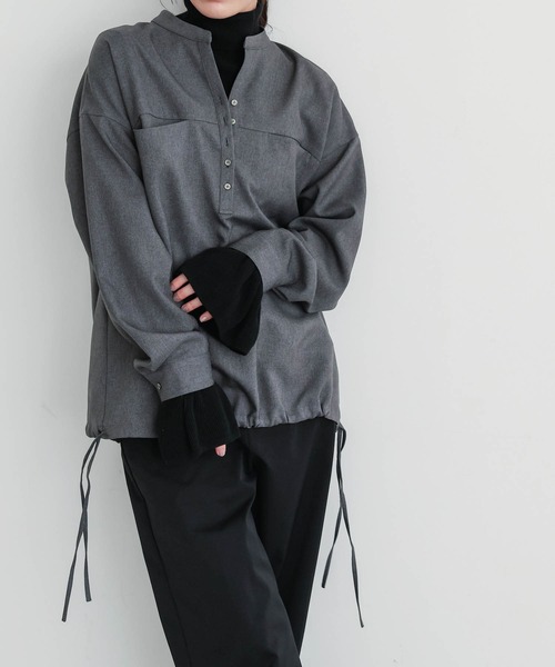 for/c(フォーシー)の「ドロストスキッパーブラウス【サスティナブル】(シャツ/ブラウス・レディース・ライトグレー/チャコール・M/L)」の2枚目の写真