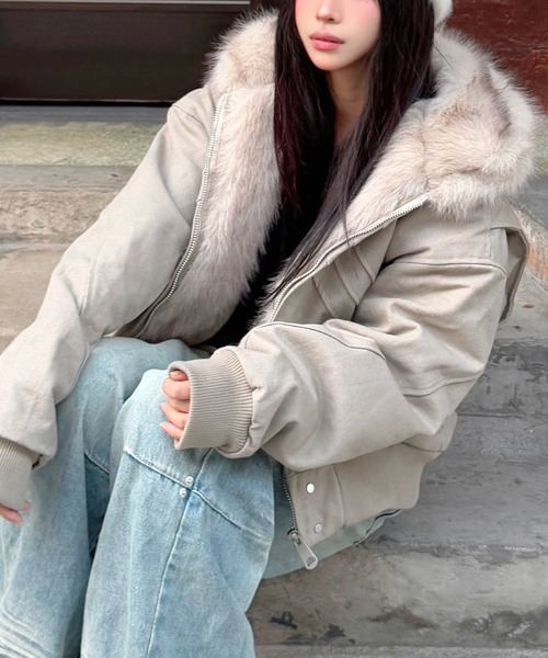SHEENA(シーナ)の「ボリュームファージップアップブルゾン(ブルゾン・レディース・アイボリー/ブラック・M)」の2枚目の写真