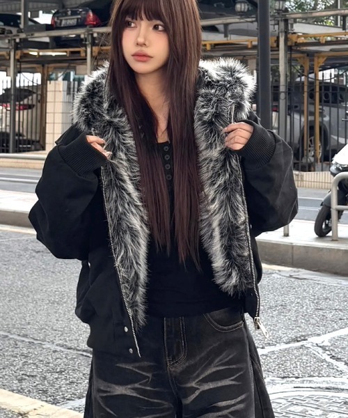 SHEENA(シーナ)の「ボリュームファージップアップブルゾン(ブルゾン・レディース・アイボリー/ブラック・M)」の4枚目の写真