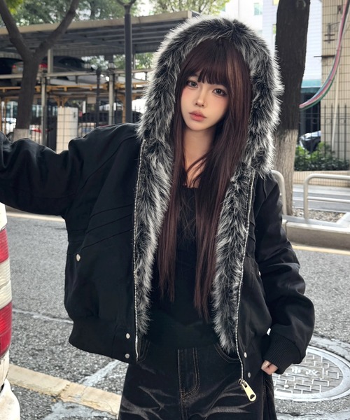 SHEENA(シーナ)の「ボリュームファージップアップブルゾン(ブルゾン・レディース・アイボリー/ブラック・M)」の5枚目の写真