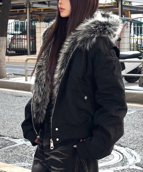 SHEENA(シーナ)の「ボリュームファージップアップブルゾン(ブルゾン・レディース・アイボリー/ブラック・M)」の7枚目の写真