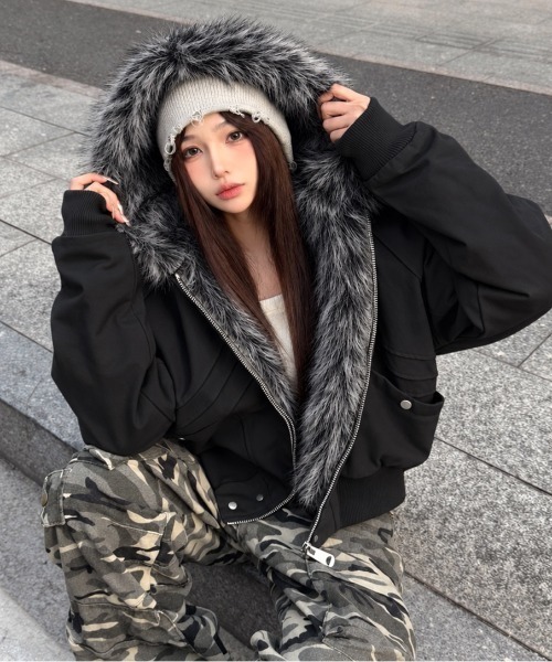 SHEENA(シーナ)の「ボリュームファージップアップブルゾン(ブルゾン・レディース・アイボリー/ブラック・M)」の10枚目の写真