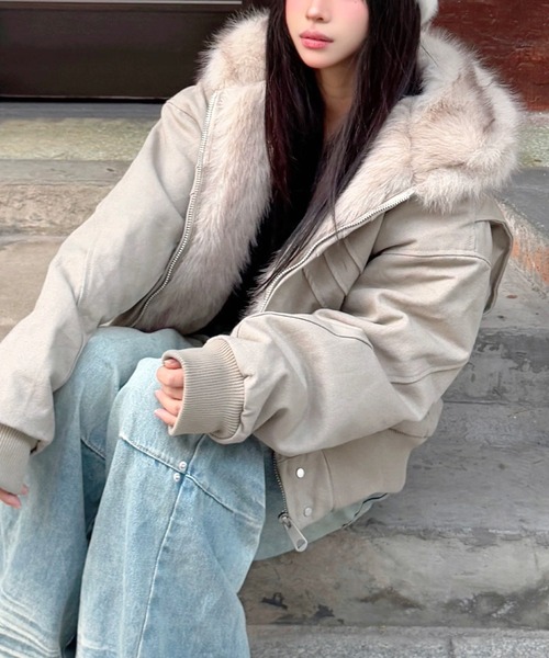 SHEENA(シーナ)の「ボリュームファージップアップブルゾン(ブルゾン・レディース・アイボリー/ブラック・M)」の11枚目の写真