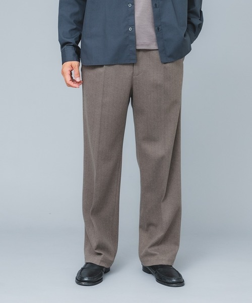 URBAN RESEARCH ROSSO MEN(アーバンリサーチロッソメン)の「『XLサイズあり』ストレッチヘリンボーン1タックワイドスラックス(スラックス・メンズ・アイボリー/ベージュ系その他/チャコールグレー・MEDIUM/LARGE/X-LARGE)」の1枚目の写真