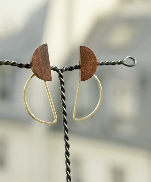 petitcro（プティクロ）の「【paris】セミサークル2wayピアス（ピアス（両耳用）・レディース・ナチュラル/ブラウン・ONE SIZE）」の5枚目の写真