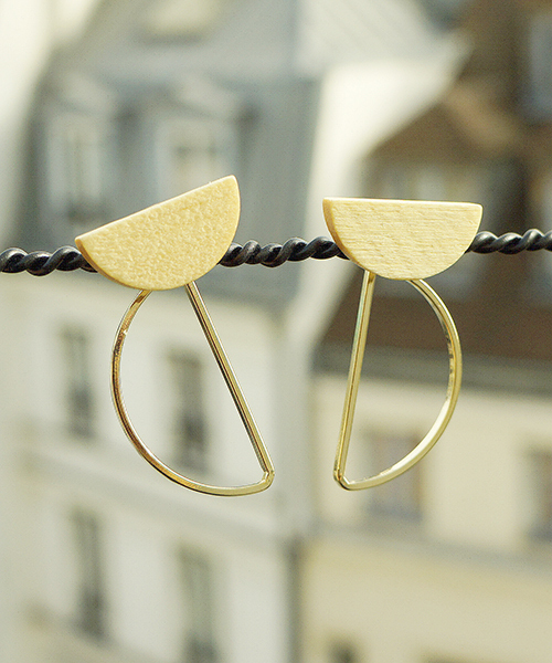 petitcro（プティクロ）の「【paris】セミサークル2wayピアス（ピアス（両耳用）・レディース・ナチュラル/ブラウン・ONE SIZE）」の6枚目の写真