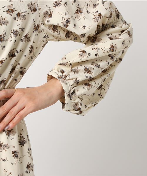 archives（アルシーヴ）の「袖シャーリングティアードワンピース（ワンピース・レディース・ネイビー/オフホワイト/キャメル・MEDIUM）」の8枚目の写真