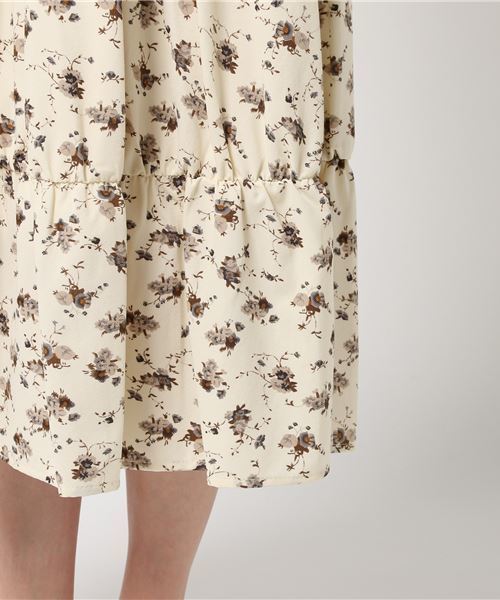 archives（アルシーヴ）の「袖シャーリングティアードワンピース（ワンピース・レディース・ネイビー/オフホワイト/キャメル・MEDIUM）」の5枚目の写真