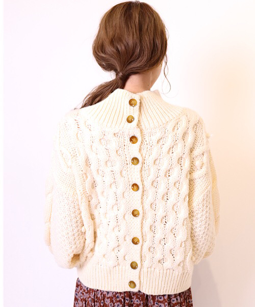 flower(フラワー)の「チャーミングケーブルニット(ニット/セーター・レディース・ホワイト/ブラック/ベージュ・FREE)」の6枚目の写真