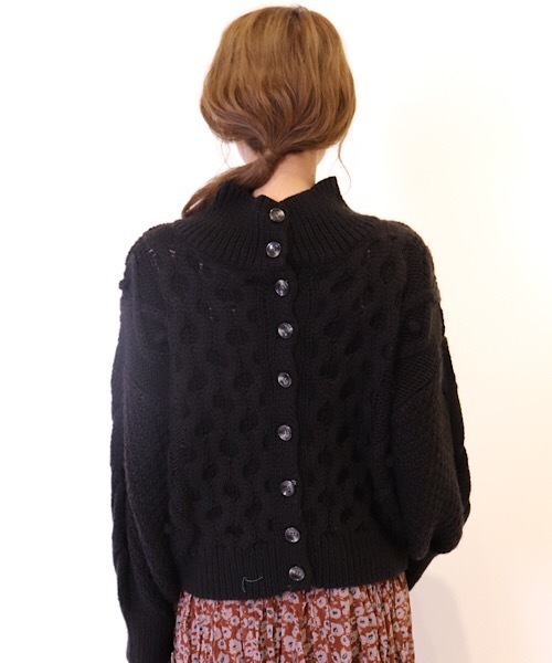 flower(フラワー)の「チャーミングケーブルニット(ニット/セーター・レディース・ホワイト/ブラック/ベージュ・FREE)」の5枚目の写真