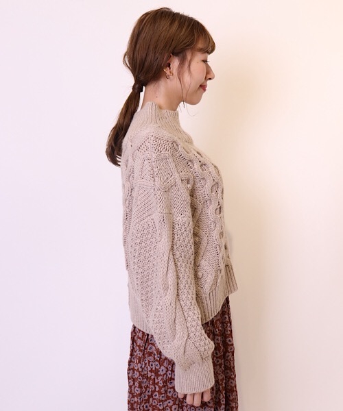 flower(フラワー)の「チャーミングケーブルニット(ニット/セーター・レディース・ホワイト/ブラック/ベージュ・FREE)」の4枚目の写真