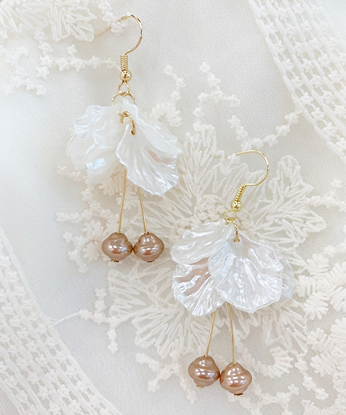 apres jour（アプレジュール）の「【apres jour×ARIAZ】さくらんぼシェル風ピアス（ピアス（両耳用）・レディース・ゴールド・FREE）」の2枚目の写真