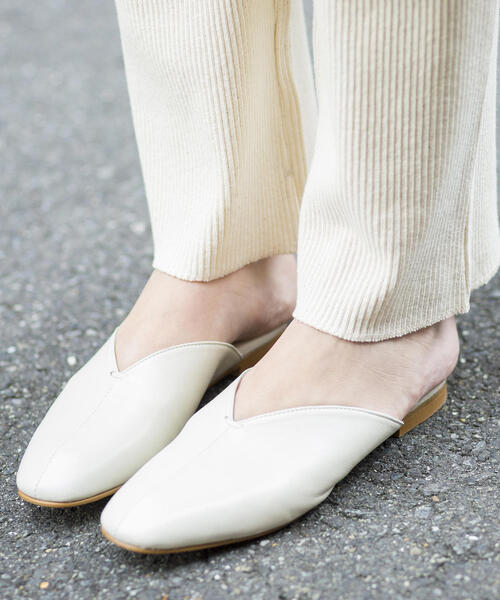 BEAUTY&YOUTH UNITED ARROWS(ビューティーアンドユースユナイテッドアローズ)の「<FAEDA>Vカットスライダーミュール о(サンダル・レディース・オフホワイト/ブラウン/ブラック・38/39/36/37)」の1枚目の写真