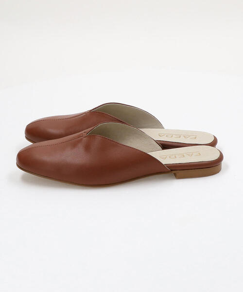 BEAUTY&YOUTH UNITED ARROWS(ビューティーアンドユースユナイテッドアローズ)の「<FAEDA>Vカットスライダーミュール о(サンダル・レディース・オフホワイト/ブラウン/ブラック・38/39/36/37)」の4枚目の写真