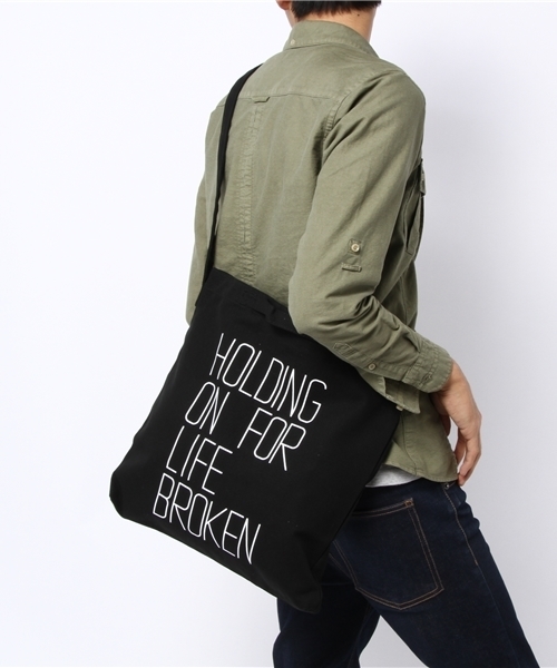 WEGO（ウィゴー）の「WEGO/ペンシルロゴキャンバスショルダーバッグ（ショルダーバッグ・メンズ・ホワイト/ブラック・FREE）」の4枚目の写真