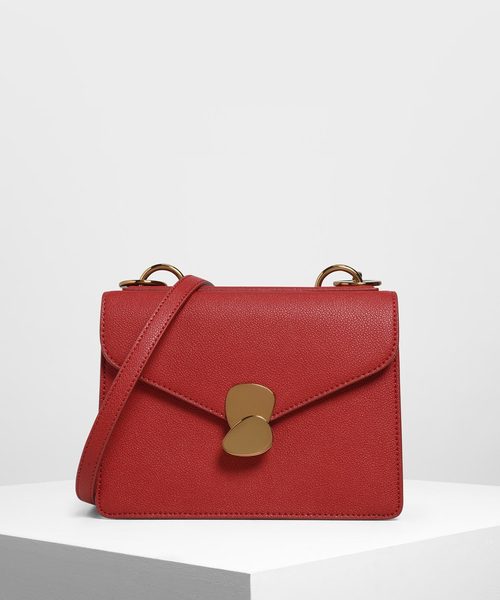 CHARLES & KEITH（チャールズ & キース）の「メタルディテール フロントフラップバッグ / Metal Detail Front Flap Bag（ショルダーバッグ・レディース・ブラック/レッド/ピンク/イエロー/マルチ・S）」の4枚目の写真