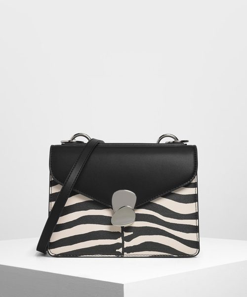 CHARLES & KEITH（チャールズ & キース）の「メタルディテール フロントフラップバッグ / Metal Detail Front Flap Bag（ショルダーバッグ・レディース・ブラック/レッド/ピンク/イエロー/マルチ・S）」の5枚目の写真