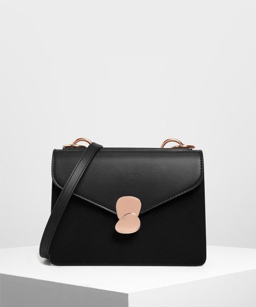 CHARLES & KEITH（チャールズ & キース）の「メタルディテール フロントフラップバッグ / Metal Detail Front Flap Bag（ショルダーバッグ・レディース・ブラック/レッド/ピンク/イエロー/マルチ・S）」の2枚目の写真