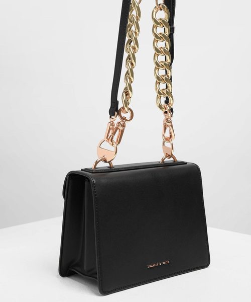 CHARLES & KEITH（チャールズ & キース）の「メタルディテール フロントフラップバッグ / Metal Detail Front Flap Bag（ショルダーバッグ・レディース・ブラック/レッド/ピンク/イエロー/マルチ・S）」の14枚目の写真