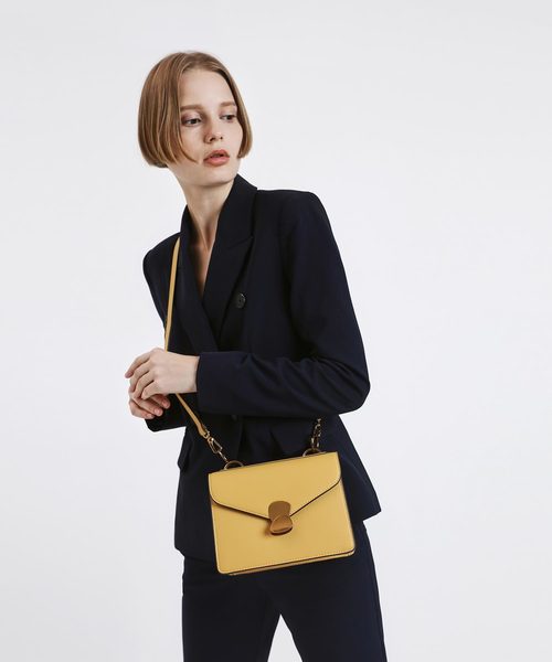 CHARLES & KEITH（チャールズ & キース）の「メタルディテール フロントフラップバッグ / Metal Detail Front Flap Bag（ショルダーバッグ・レディース・ブラック/レッド/ピンク/イエロー/マルチ・S）」の6枚目の写真