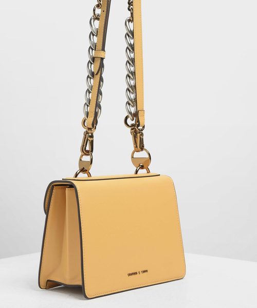 CHARLES & KEITH（チャールズ & キース）の「メタルディテール フロントフラップバッグ / Metal Detail Front Flap Bag（ショルダーバッグ・レディース・ブラック/レッド/ピンク/イエロー/マルチ・S）」の9枚目の写真