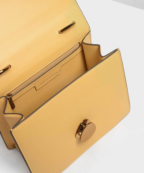 CHARLES & KEITH（チャールズ & キース）の「メタルディテール フロントフラップバッグ / Metal Detail Front Flap Bag（ショルダーバッグ・レディース・ブラック/レッド/ピンク/イエロー/マルチ・S）」の12枚目の写真