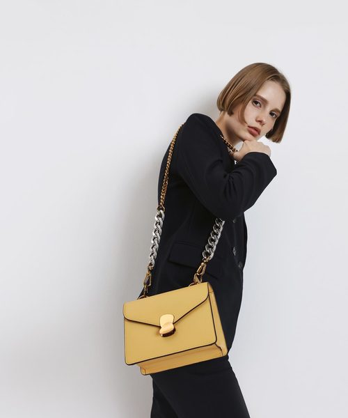 CHARLES & KEITH（チャールズ & キース）の「メタルディテール フロントフラップバッグ / Metal Detail Front Flap Bag（ショルダーバッグ・レディース・ブラック/レッド/ピンク/イエロー/マルチ・S）」の18枚目の写真