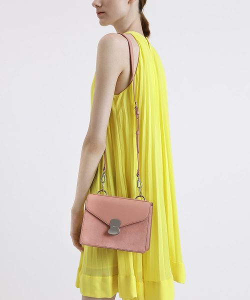 CHARLES & KEITH（チャールズ & キース）の「メタルディテール フロントフラップバッグ / Metal Detail Front Flap Bag（ショルダーバッグ・レディース・ブラック/レッド/ピンク/イエロー/マルチ・S）」の15枚目の写真