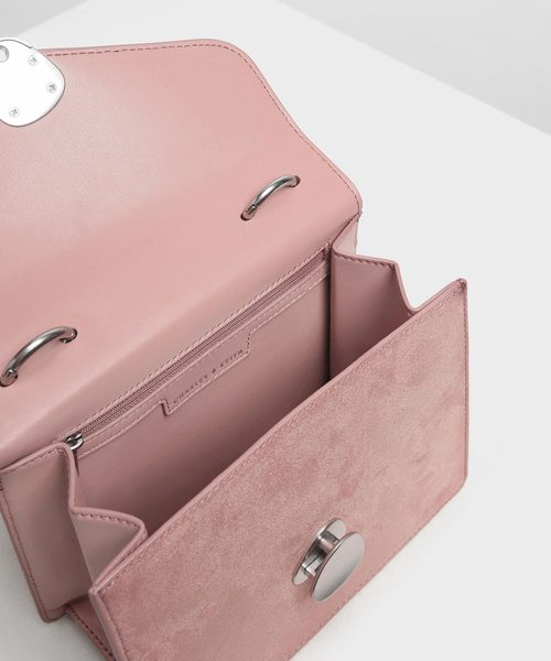 CHARLES & KEITH（チャールズ & キース）の「メタルディテール フロントフラップバッグ / Metal Detail Front Flap Bag（ショルダーバッグ・レディース・ブラック/レッド/ピンク/イエロー/マルチ・S）」の7枚目の写真