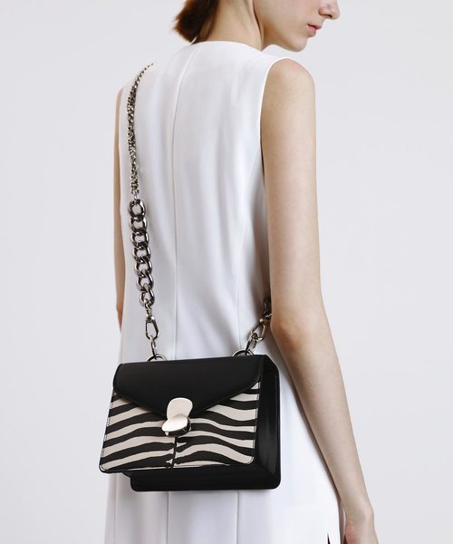 CHARLES & KEITH（チャールズ & キース）の「メタルディテール フロントフラップバッグ / Metal Detail Front Flap Bag（ショルダーバッグ・レディース・ブラック/レッド/ピンク/イエロー/マルチ・S）」の16枚目の写真