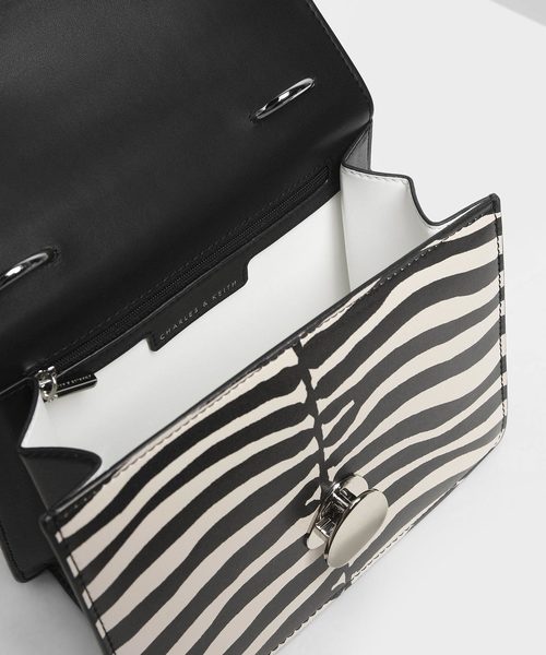 CHARLES & KEITH（チャールズ & キース）の「メタルディテール フロントフラップバッグ / Metal Detail Front Flap Bag（ショルダーバッグ・レディース・ブラック/レッド/ピンク/イエロー/マルチ・S）」の8枚目の写真