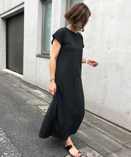 meJane（ミージェーン）の「ミニ裏毛/バックプリーツ半袖ワンピース（ワンピース・レディース・ブラック/モカ・フリー）」の2枚目の写真