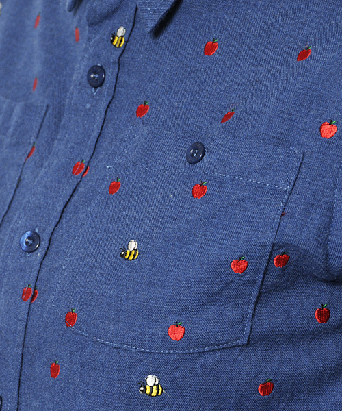 X-girl（エックスガール）の「APPLE EMBROIDERY SHIRT（シャツ/ブラウス・レディース・ホワイト/ブラック/ブルー・2/1）」の6枚目の写真