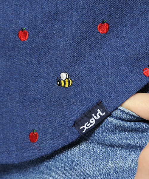 X-girl（エックスガール）の「APPLE EMBROIDERY SHIRT（シャツ/ブラウス・レディース・ホワイト/ブラック/ブルー・2/1）」の7枚目の写真
